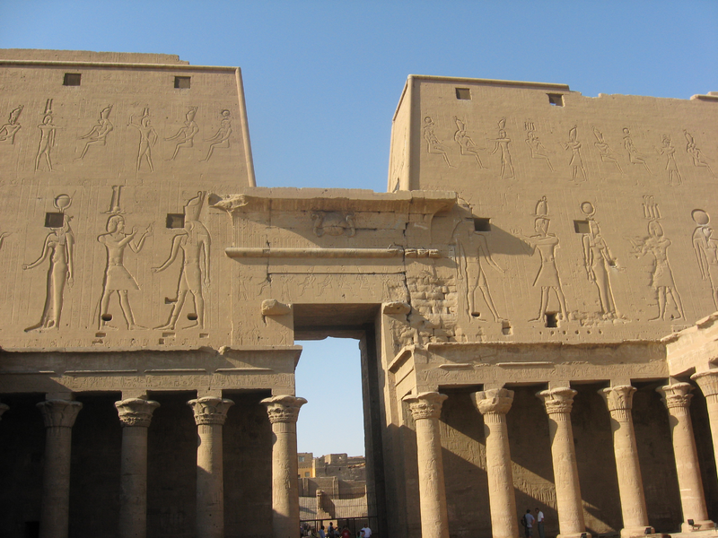 Temple of Horus Edfu – Egypt – by ljanderson977 – Public Domain – www-wikipedia-org – 800px-Temple_of_Horus_Edfu_04_977