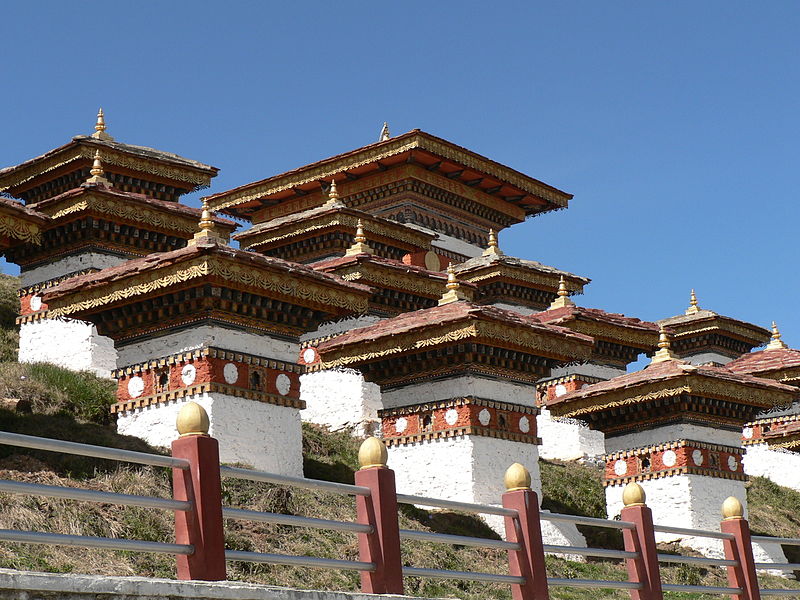 Bhutan – Chortens at Dochula Pass – by Stephen Shephard – Wikipedia – 800px-Some_of_108_chortens,_Dochula_pass