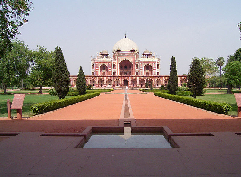 India – HumayunsTomb.Wikipedia by A.Winzer – 800px-Humayuns_Tomb_Delhi_31-05-2005_pic2 – Cropped